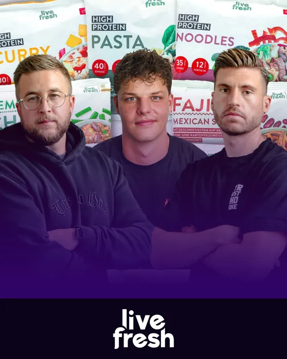 Livefreshの商品を背にした3人のクリエイター
